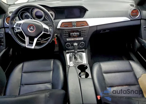 2012 Mercedes-Benz C 250 z USA, uszkodzony, nr VIN WDDGF4HB3CA623305